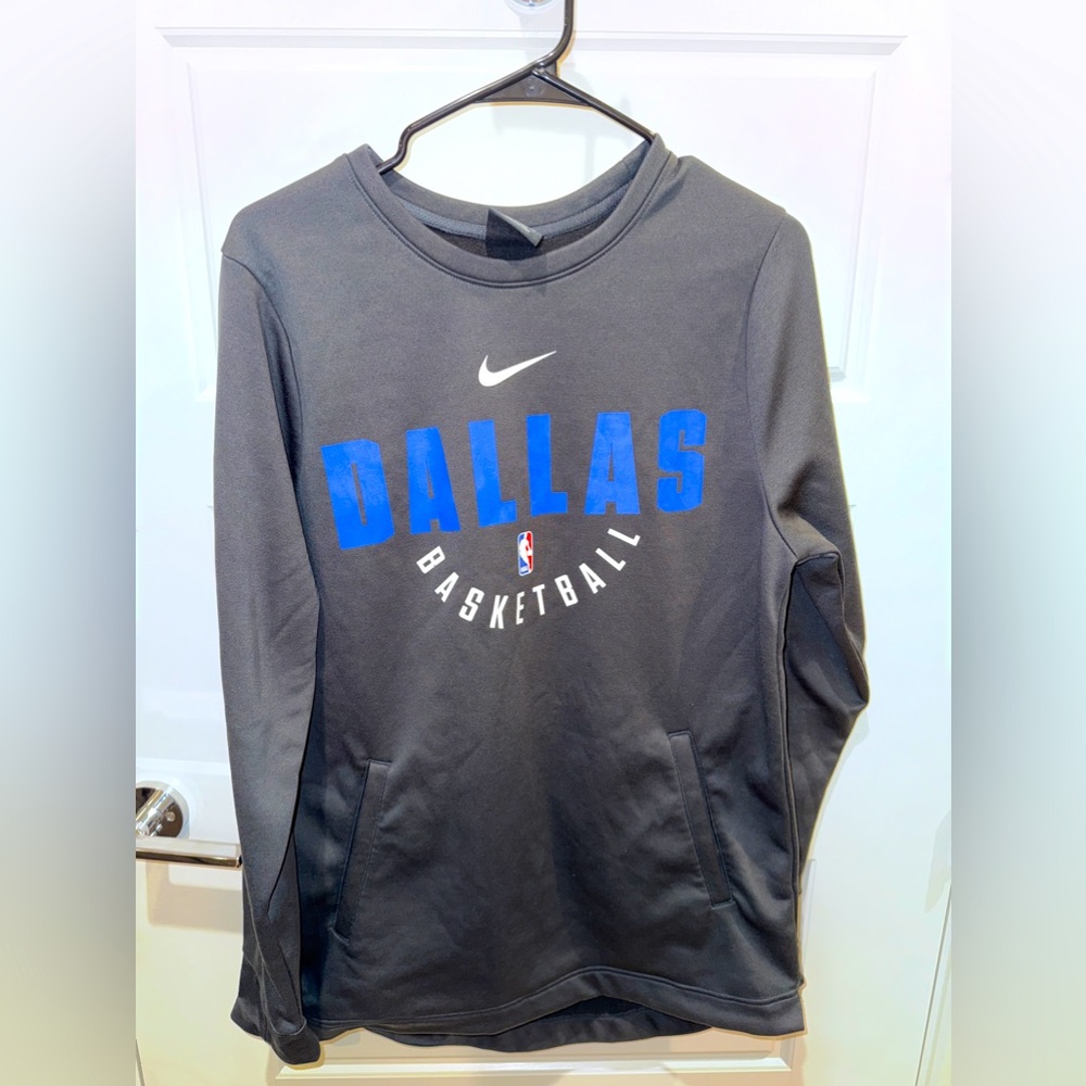 Men’s Nike DriFit
Dallas Mavericks Basketball
Size: M pullover